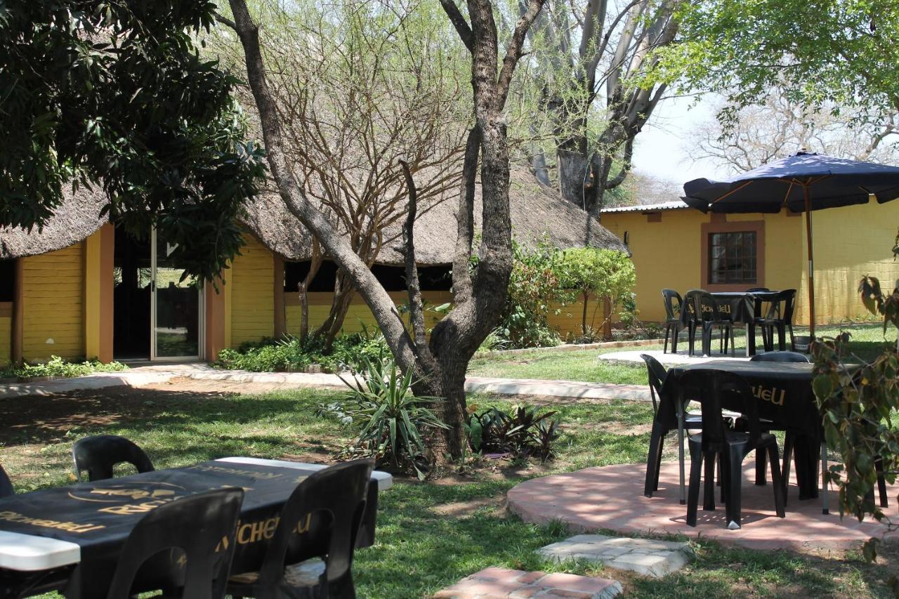 Divundu Guest House ภายนอก รูปภาพ